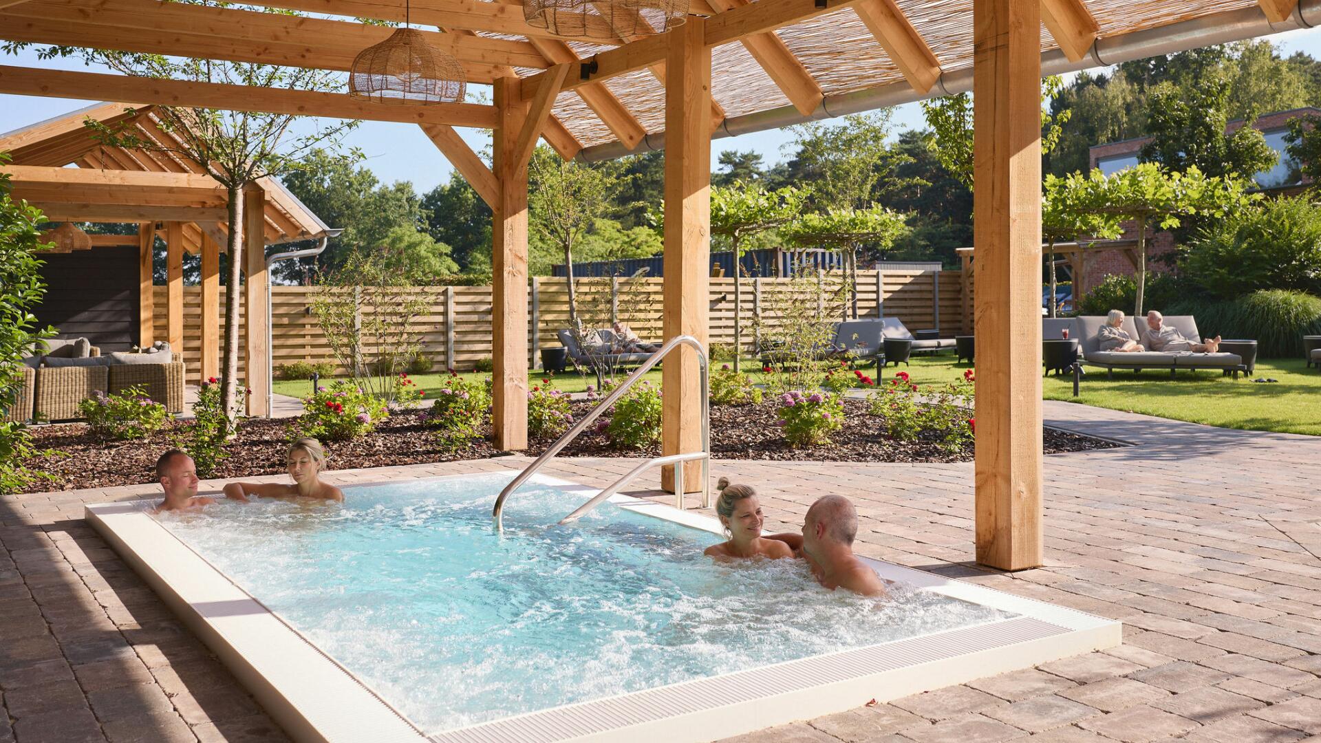Gasten ontspannen op een zomerse dag in de whirpool van Hezemeer